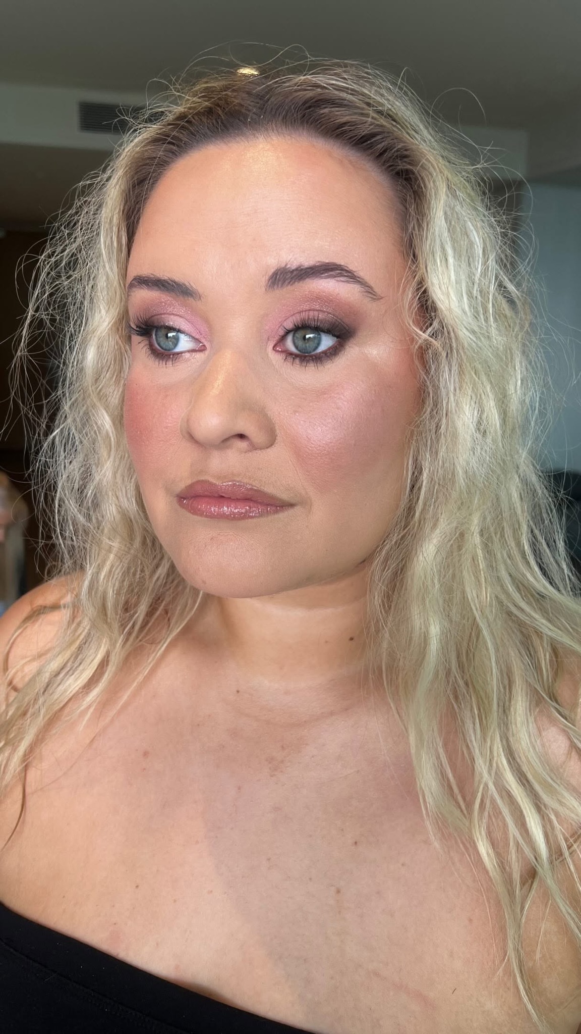 Pink glam makeup with soft blonde waves