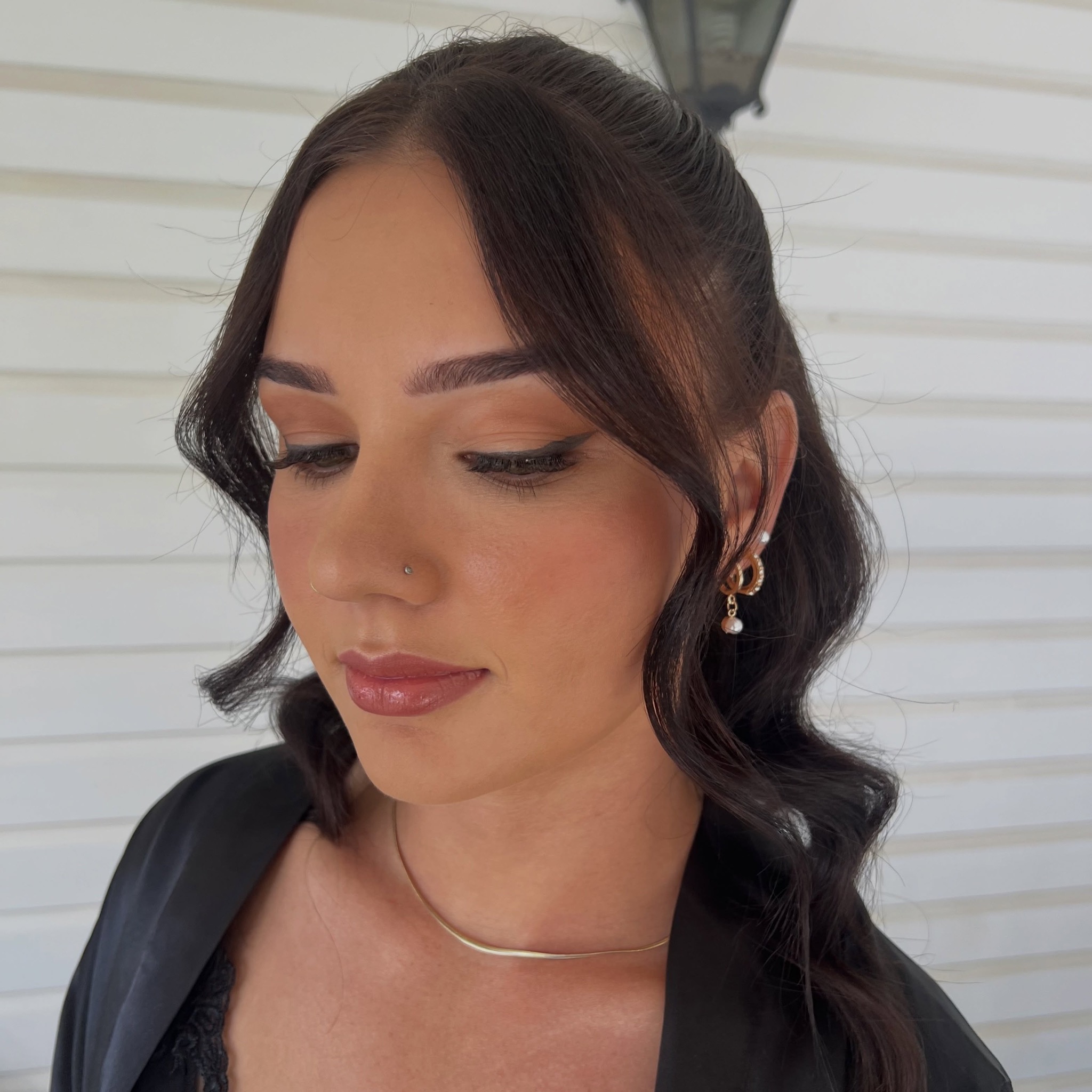 Bridal glam with soft waves and a defined wing