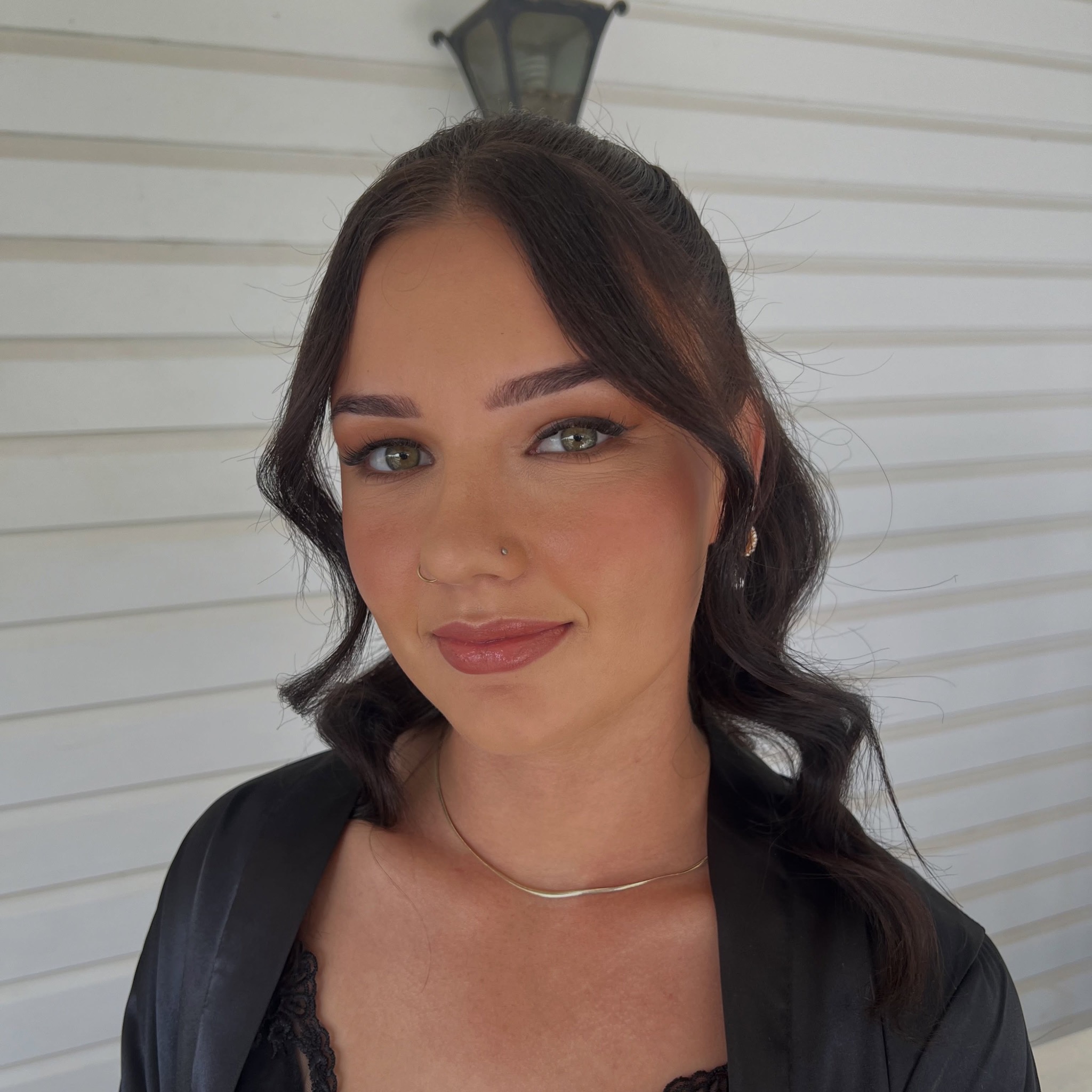 Bridal glam by Erin Alana: soft waves, defined liner and a rosy lip